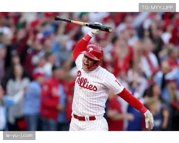 夏季转会市场硝烟再起，豪门俱乐部激烈争夺新星自由球员